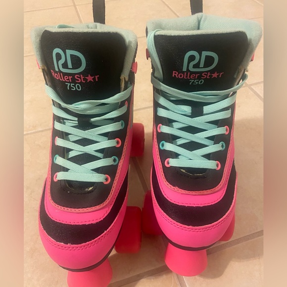 Women’s Roller Skates - Pink and Black and Impala
Accessories - Picture 2 of 6